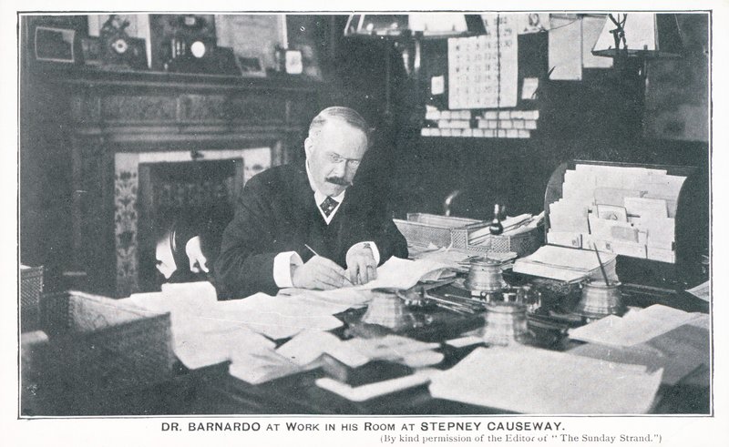 Dr Barnardo aan het werk in zijn kamer aan Stepney Causeway door English Photographer