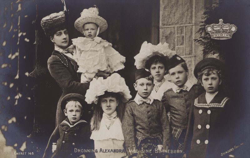 Koningin Alexandra met haar kleinkinderen door English Photographer