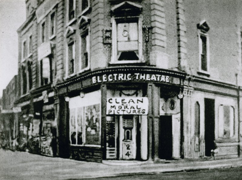 Vroege Flea-Pit bioscoop, het Nelson Electric Theatre in de Old Kent Road, met schone morele films door English Photographer