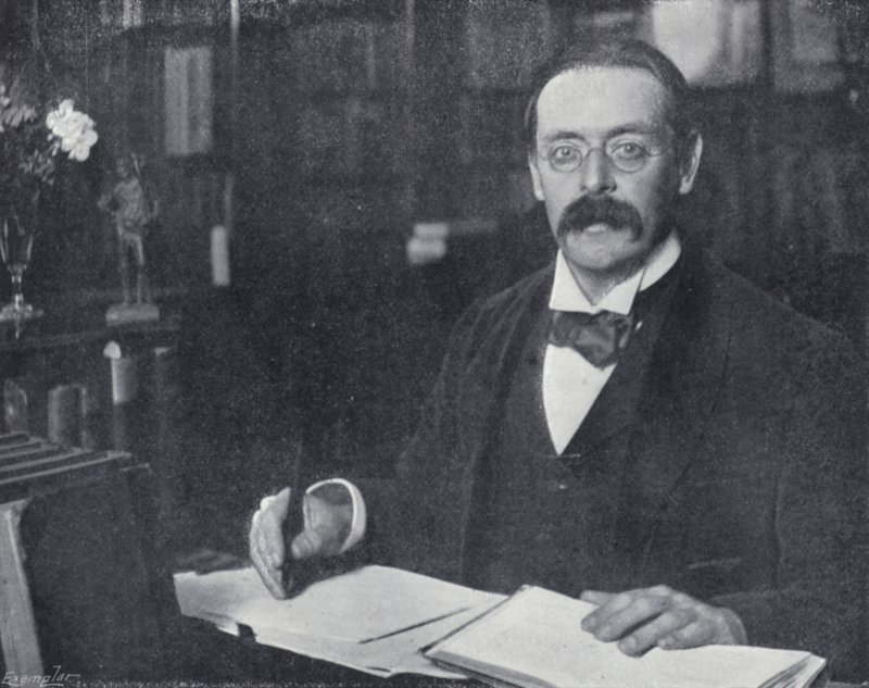 Edmund Gosse in zijn studeerkamer (zw/w foto) door English Photographer