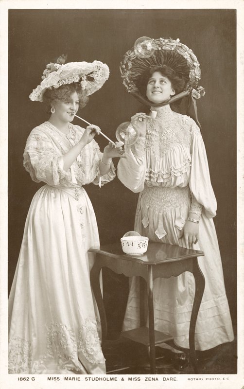 Engelse toneelactrices en zangeressen, Zena Dare en Marie Studholme door English Photographer
