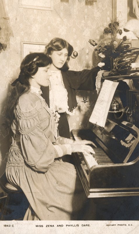 Engelse toneelactrices en zangeressen, Zena Dare en haar zus Phyllis Dare door English Photographer