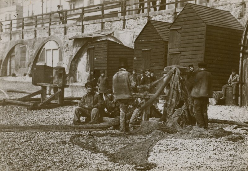 Vissers afgebeeld met hun netten op het strand in Brighton door English Photographer