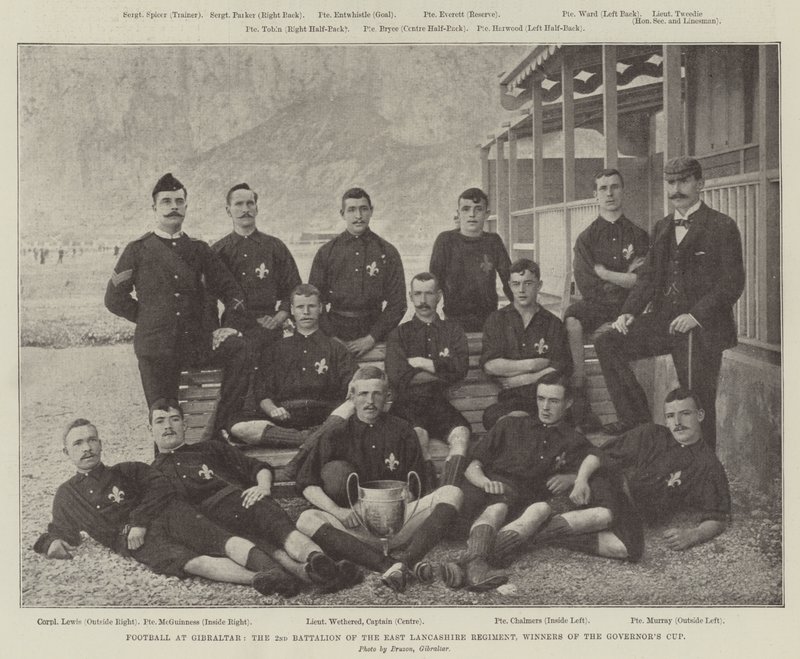 Voetbal in Gibraltar, het 2e Bataljon van het East Lancashire Regiment, Winnaars van de Gouverneursbeker door English Photographer
