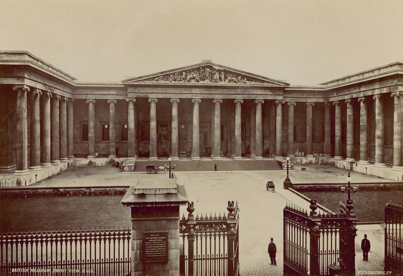 Vooraanzicht van het British Museum door English Photographer