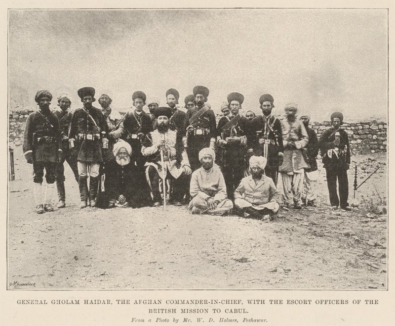 Generaal Gholam Haidar, de Afghaanse opperbevelhebber, met de escorteofficieren van de Britse missie naar Kabul door English Photographer