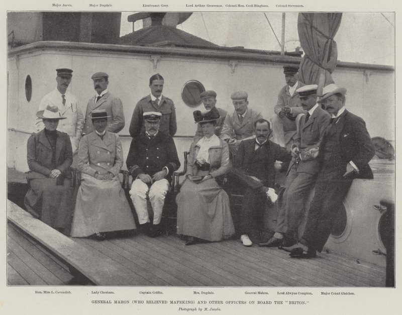 Generaal Mahon (die Mafeking ontzette) en andere officieren aan boord van de Briton door English Photographer