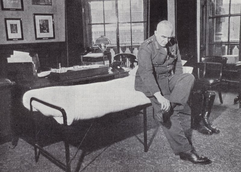 Generaal Sir Edmund Ironside, Chef van de Keizerlijke Generale Staf, in zijn kantoor in het Ministerie van Oorlog, waar hij vaak sliep tijdens de Tweede Wereldoorlog, 1939-1940 door English Photographer