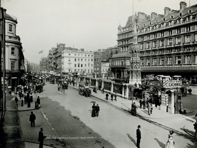Algemeen uitzicht langs de Strand met Charing Cross Station door English Photographer