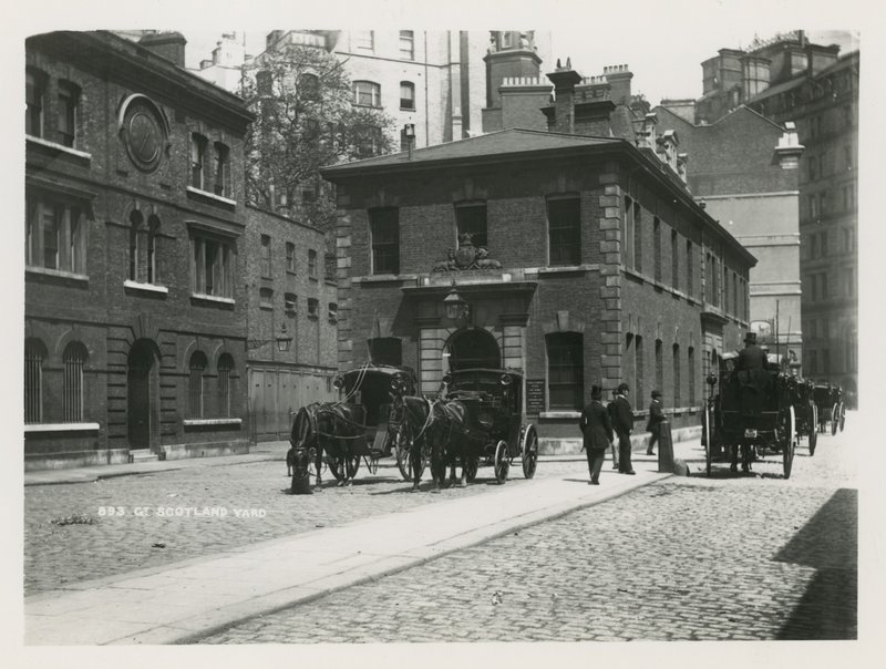 Algemeen uitzicht op paard-en-wagens bij Scotland Yard door English Photographer
