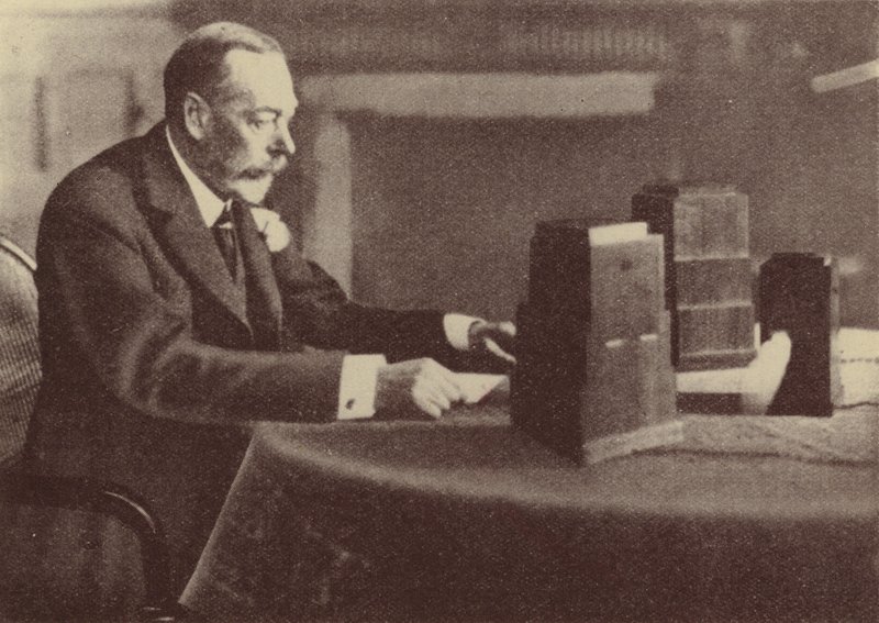 George V zendt zijn kerstboodschap aan het Britse Gemenebest en Rijk uit door English Photographer