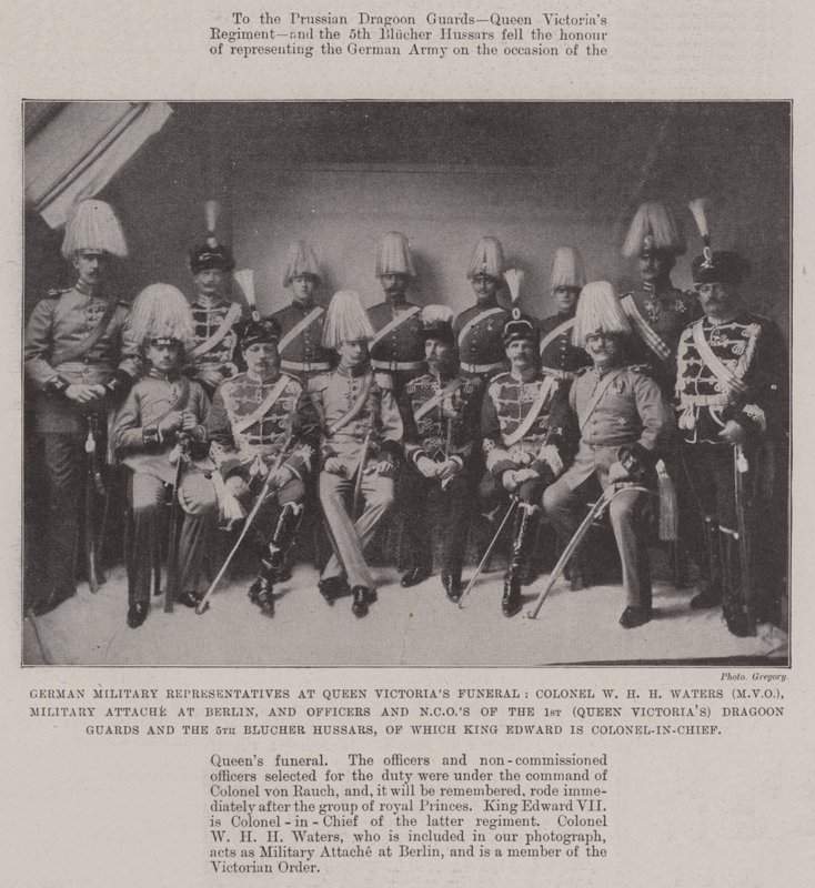 Duitse militaire vertegenwoordigers bij de begrafenis van koningin Victoria, kolonel W H H Waters (MVO), militair attaché in Berlijn, en officieren en onderofficieren van de 1e (koningin Victoria