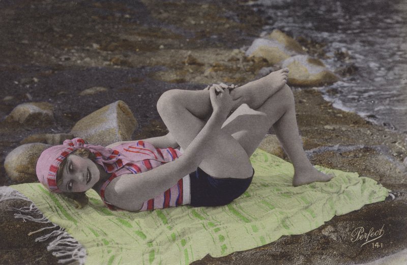 Meisje liggend op handdoek op strand door English Photographer