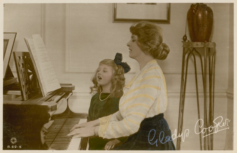 Gladys Cooper en meisje aan de piano door English Photographer