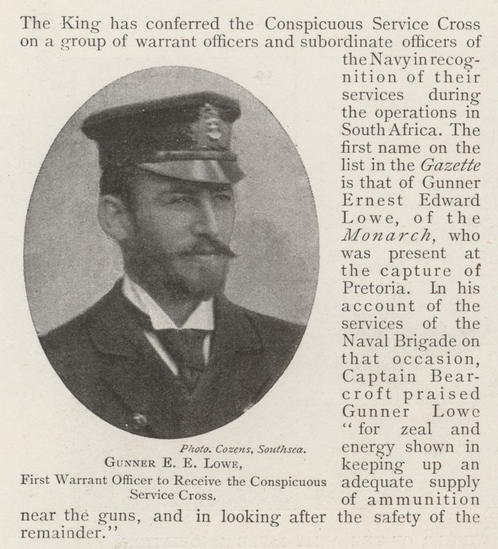 Kanonier E E Lowe, Eerste Warrant Officer die het Conspicuous Service Cross ontvangt door English Photographer