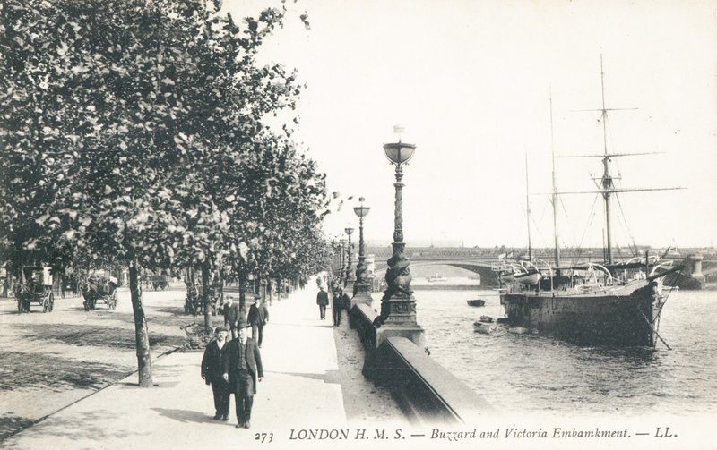 HMS Buzzard aangemeerd langs Victoria Embankment door English Photographer