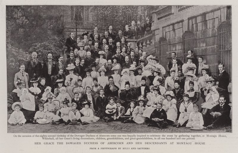 Hare Genade de weduwe hertogin van Abercorn en haar nakomelingen in Montagu House door English Photographer