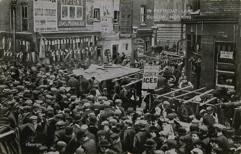 In Petticoat Lane, Londen, op zondagochtend door English Photographer