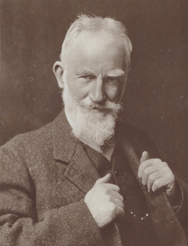 De Ierse toneelschrijver George Bernard Shaw, winnaar van de Nobelprijs voor Literatuur in 1926 (z/w foto) door English Photographer