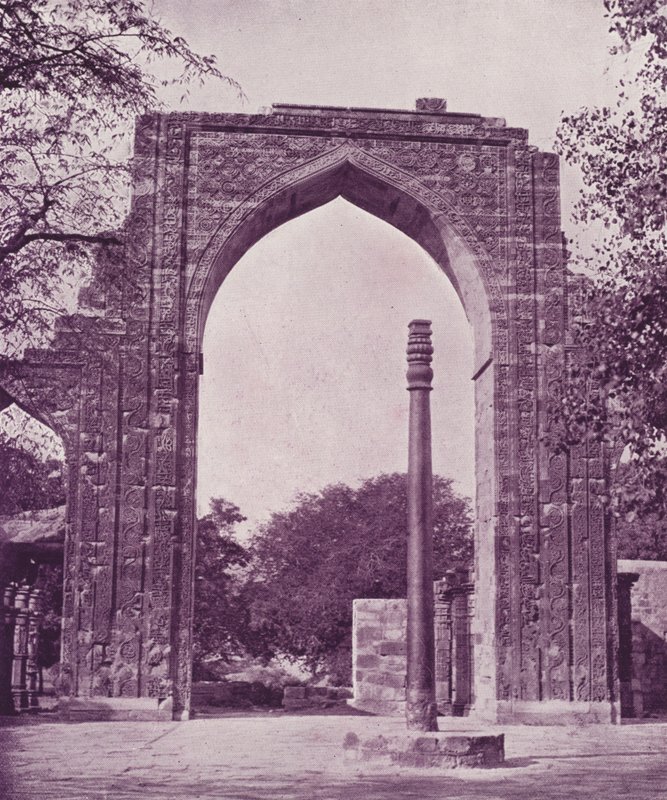 IJzeren Pilaar en Grote Boog, Delhi door English Photographer