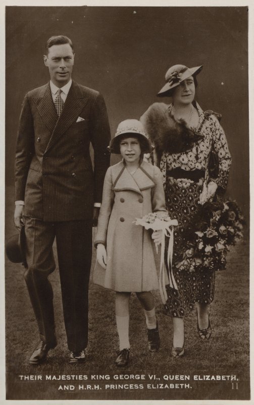 Koning George VI, koningin Mary en hun oudste dochter, prinses Elizabeth door English Photographer