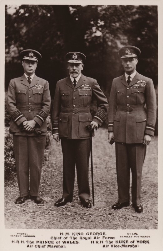 Koning George V, de Prins van Wales en de Hertog van York in luchtmachtuniform door English Photographer