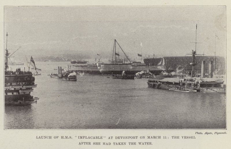 Te water laten van HMS Implacable in Devonport op 11 maart, het schip nadat het water had genomen door English Photographer