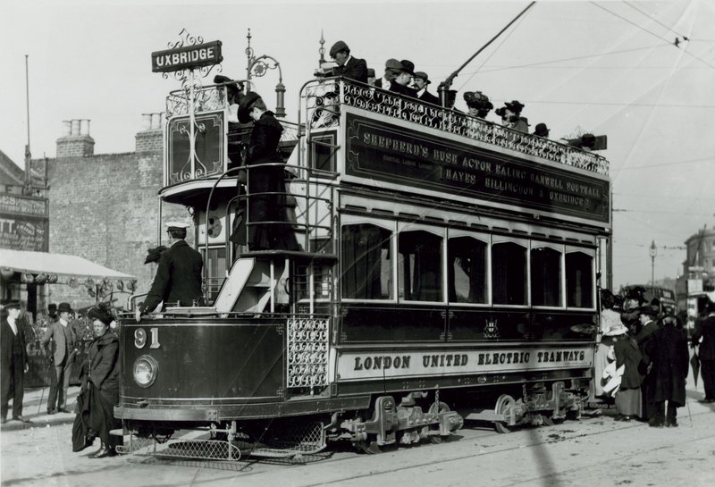 London United Electric Tramways door English Photographer