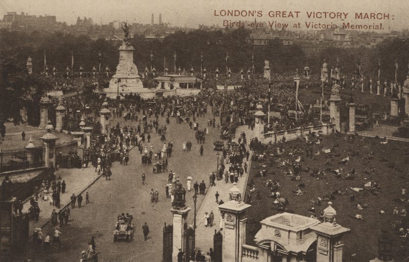 Londens Grote Overwinningsmars, vogelperspectief bij Victoria Memorial door English Photographer