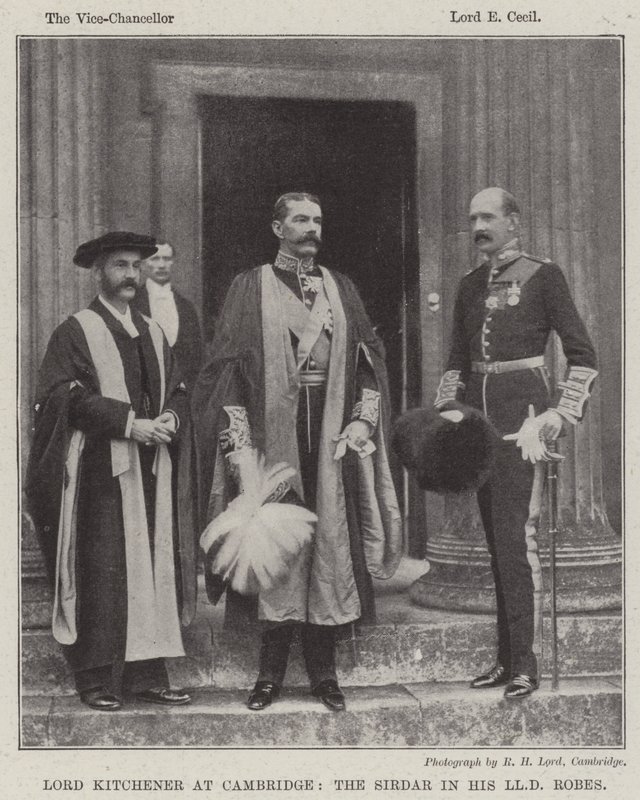 Lord Kitchener in Cambridge, de Sirdar in zijn LLD-gewaden door English Photographer