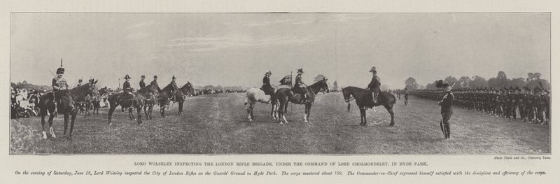 Lord Wolseley inspecteert de London Rifle Brigade, onder bevel van Lord Cholmondeley, in Hyde Park door English Photographer