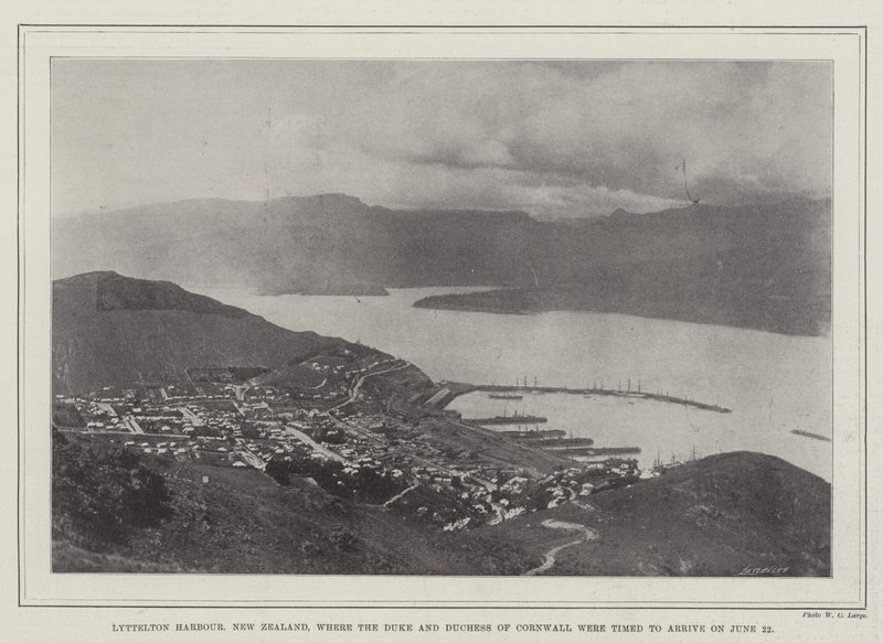 Lyttelton Haven, Nieuw-Zeeland, waar de Hertog en Hertogin van Cornwall op 22 juni zouden aankomen door English Photographer