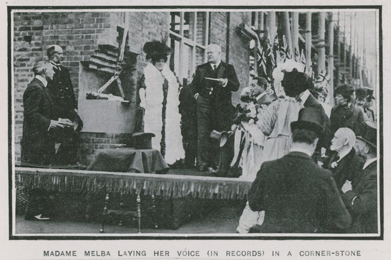 Madame Melba legt haar stem vast in een hoeksteen door English Photographer