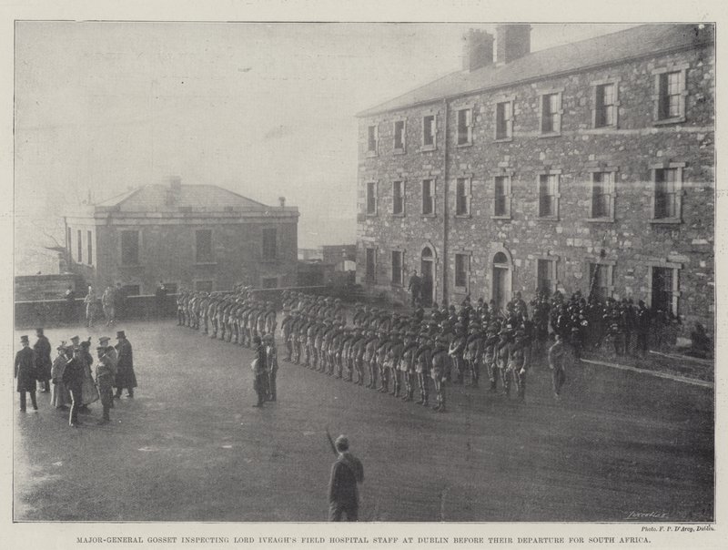 Generaal-majoor Gosset inspecteert het veldhospitaalpersoneel van Lord Iveagh in Dublin voor hun vertrek naar Zuid-Afrika door English Photographer