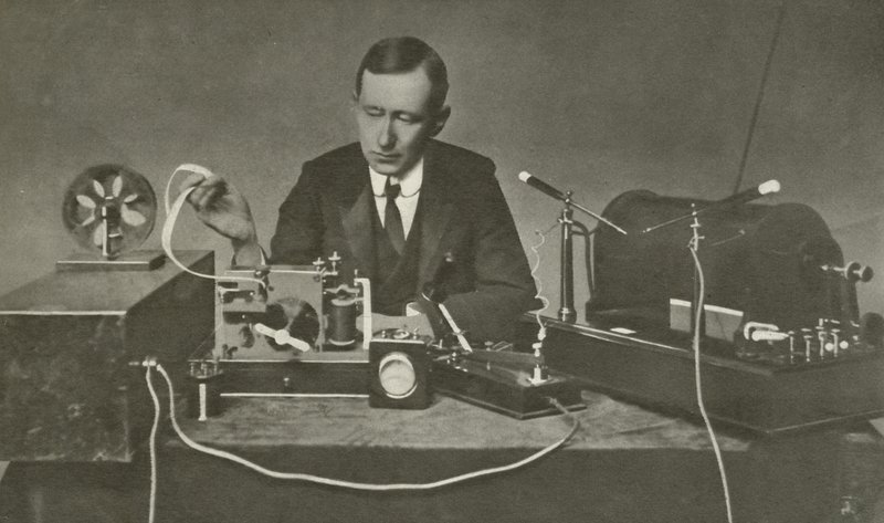 Marconi met een vroege draadloze apparatuur door English Photographer