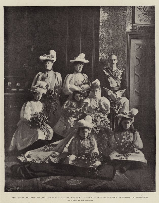 Huwelijk van Lady Margaret Grosvenor met prins Adolphus van Teck in Eaton Hall, Chester, de bruid, bruidegom en bruidsmeisjes door English Photographer