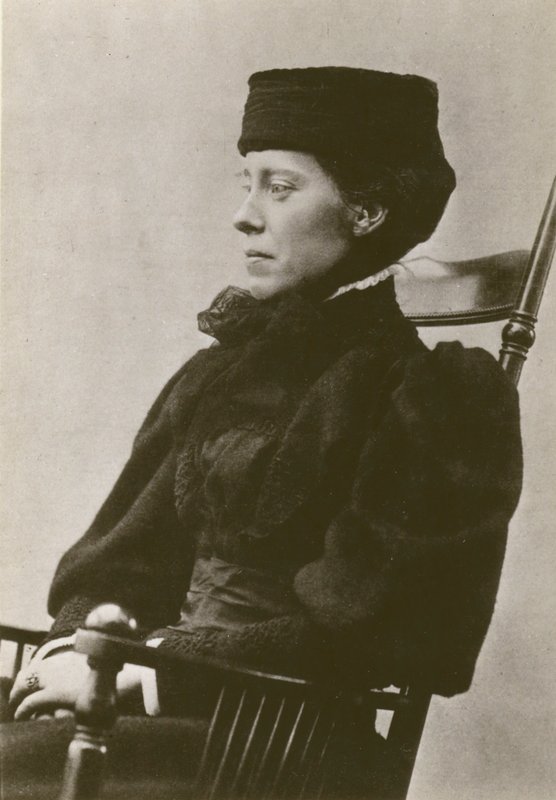 Mary Kingsley, portret, zittend, met hoed door English Photographer
