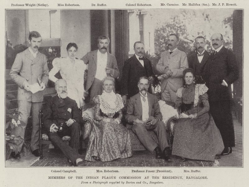 Leden van de Indiase Plague Commission in de Residentie, Bangalore door English Photographer