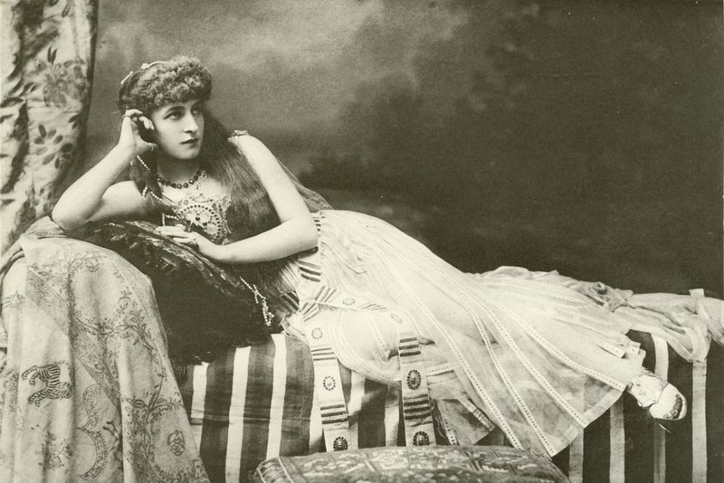 Miss Langtry als Cleopatra (gravure) door English Photographer