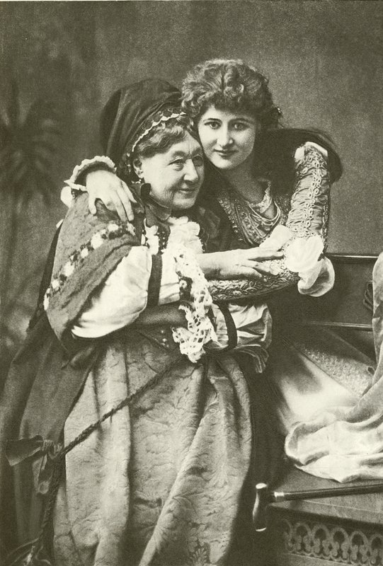 Miss Mary Anderson en Mrs Stirling als Julia en Verpleegster (gravure) door English Photographer
