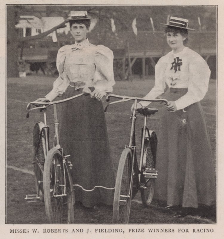Misses W Roberts en J Fielding, prijswinnaars voor racen door English Photographer