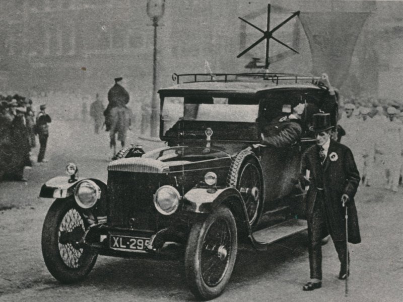 Auto met radio-ontvangstapparatuur en een frame-antenne op het dak van de auto door English Photographer