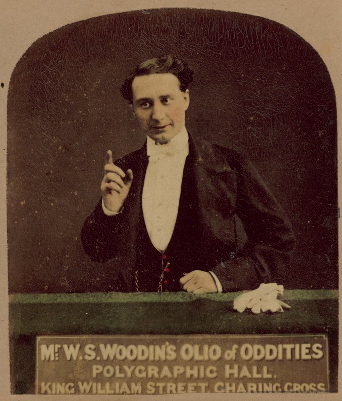 Mr W S Woodins Olio van Vreemdheden door English Photographer