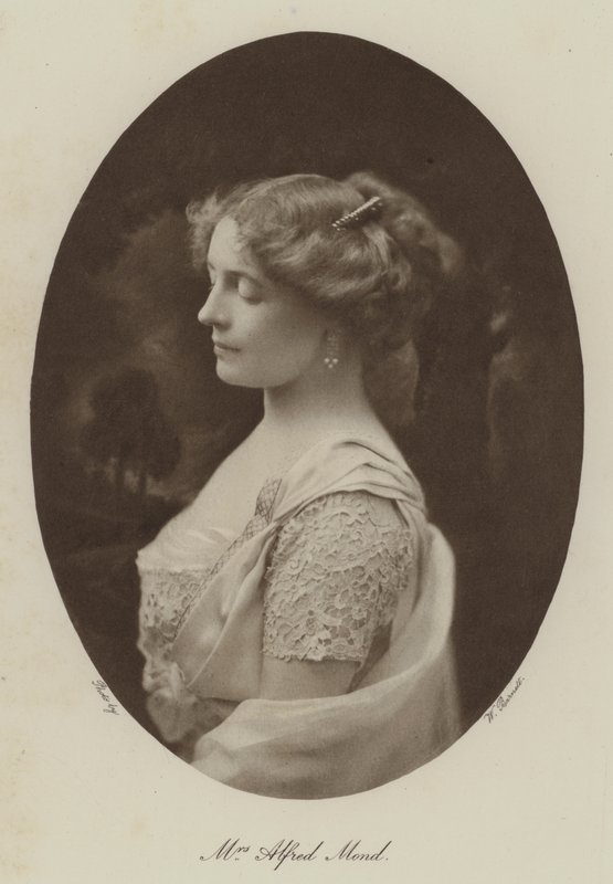 Mevrouw Alfred Mond (z/w foto) door English Photographer