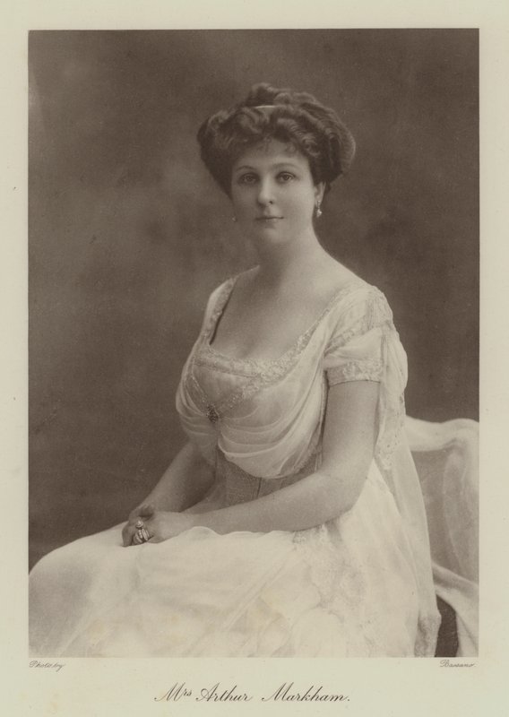 Mevrouw Arthur Markham (z/w foto) door English Photographer