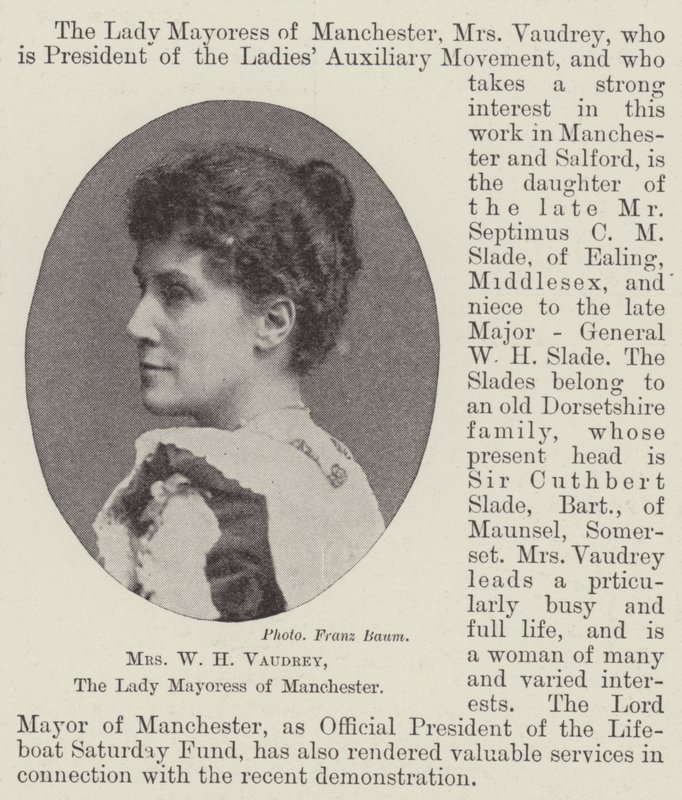 Mrs W H Vaudrey, de Lady Mayoress van Manchester door English Photographer