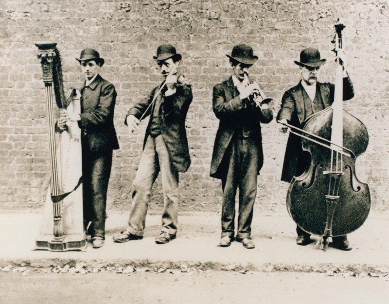Muzikanten in Greenwich in 1884 door English Photographer