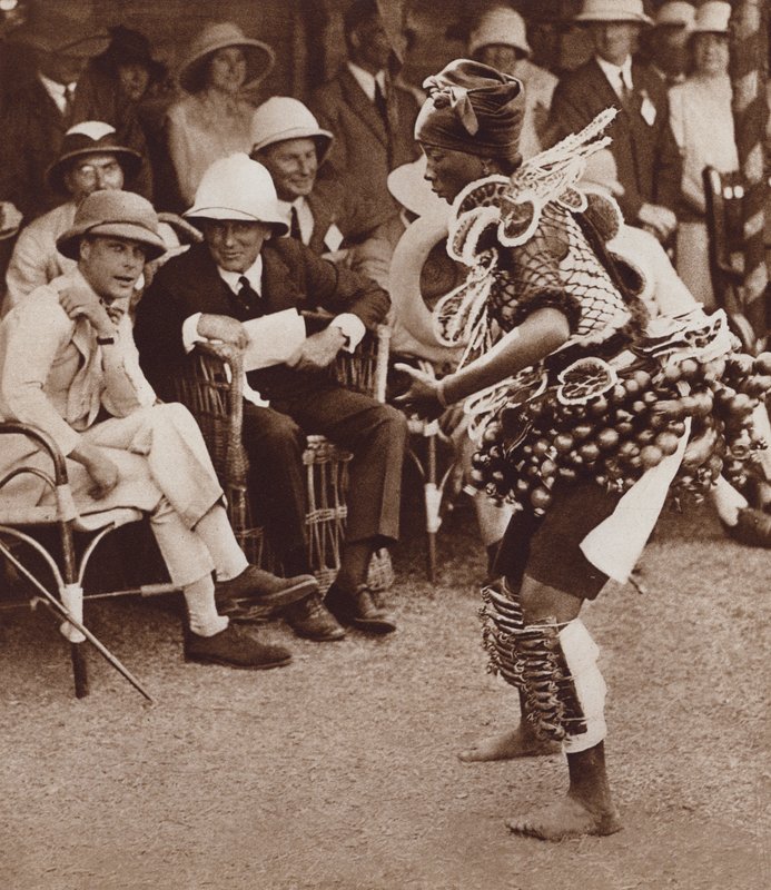 Inheemse schoonheid in Freetown, Sierra Leone, dansend voor de toekomstige koning Edward VIII door English Photographer