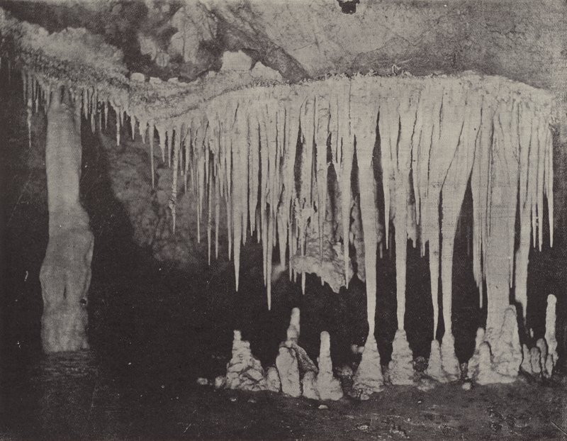 Nellies Grot, Jenolan Grotten door English Photographer