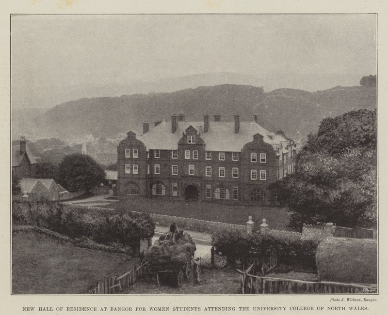 Nieuwe residentiehal in Bangor voor vrouwelijke studenten aan het University College of North Wales door English Photographer
